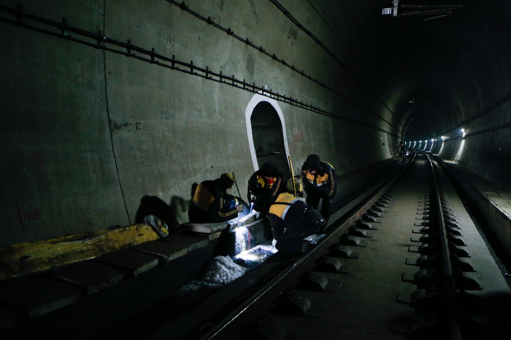 固镇铁路运营隧道病害现状